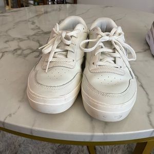 women’s reebok shoes, size 9